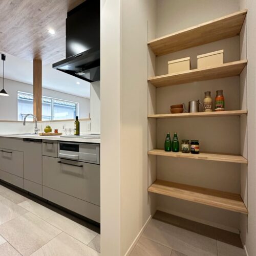 キッチンの横に造った1.5帖の食品庫は、造作棚が向かい合ってあるので収納力もバッチリです。  可動棚になっているので、自分の使いやすいように高さを変えれるのがうれしい！