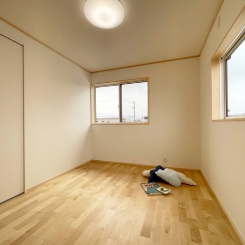 6帖ある子供部屋は、全体的にナチュラルな印象に。  ここに勉強机…ここにベッド…など、お子様ご自身で家具の配置を考えるのも楽しいですよね(*^^*)