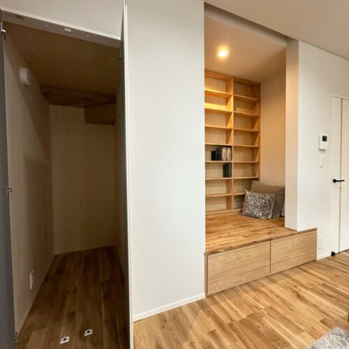 ヌックの横は階段下の利用した収納スペースにしました。  広さとしては1帖弱くらいなのですが、掃除機や季節の小物など、しっかり収納できる広さです。