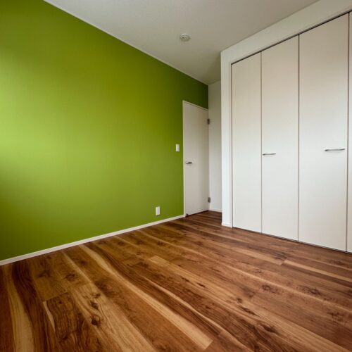 こちらの子供部屋には鮮やかなグリーンのクロスを選ばれました☆色や模様が多数あるなか、自分好みのクロスをチョイス！自分の部屋だからこそ気分が上がりますね(^o^)丿