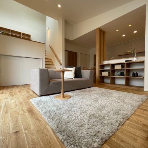 17.6帖のLDKです。もっと広そうに見えませんか？  勾配天井がスキップフロアと上部吹き抜けへと繋がっていて、開放的でとても広く感じます(^o^)／