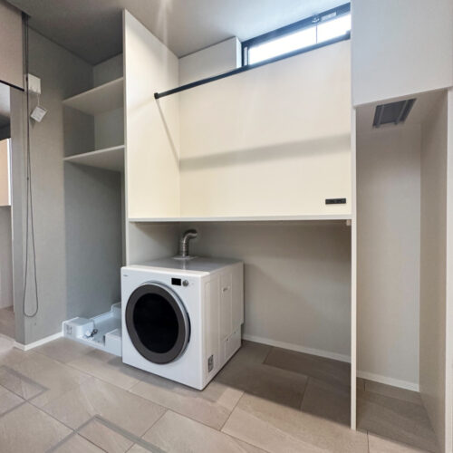 ランドリールームには棚とカウンター、ハンガーパイプを設けました。  右側にあるのはタオルストッカーです。