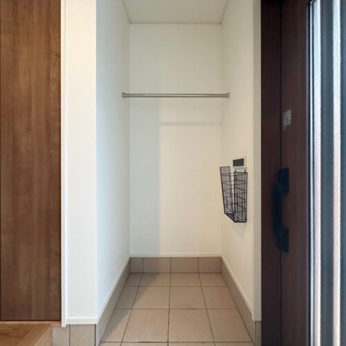 玄関入ってすぐの位置にはパイプハンガーを設けました。  濡れたレインコートやアウターなどを掛けておけるので、家の中が濡れる心配もありません！  そして玄関内の郵便受けにはカゴタイプをチョイス♪オシャレですね～( *´艸｀)