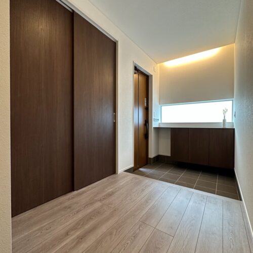 玄関の靴箱上のスペースを活用した「横長の窓」。スタイリッシュな見た目で、なおかつ上から光が差し込むので明るいです。