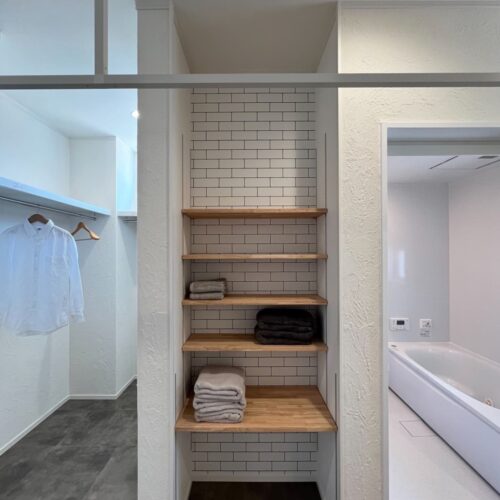 お風呂の横には、造作可動棚を造りました。  ここにバスタオルや着替えを置けば、お風呂上りもびちゃびちゃの体で慌ててタオルを探すこともなく、スムーズに着替えまでできそうですよね(*^^*)  アクセントクロスもさりげない感じなのがかわいい( *´艸｀)  （アクセントクロス：サンゲツ RE-51278）