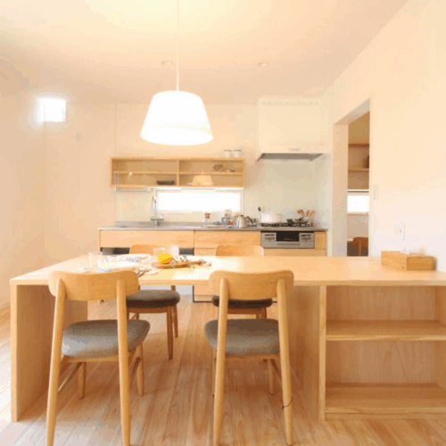 キッチンと同じ木材でダイニングテーブルを造作しました(^o^)／統一感があっていいですよね♪  テーブルの壁側には家電類も収納できるよう、両面収納スペースを確保しました！