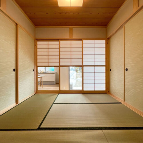 和室の障子戸には摺り上げ雪見障子を選ばれました。  その名の通り、冬に積もる雪をお部屋の中から楽しめるように作られた障子戸で、下半分がガラスになっています。  雪だけではなく、四季折々の変化をお部屋の中から楽しむことができる素敵な障子戸です♪