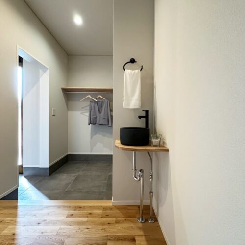 家族用玄関上がってすぐの場所に、小さな洗面台を造られました。  帰宅後、目に入る場所にあるので、お子様の手洗いも習慣化できそうです。