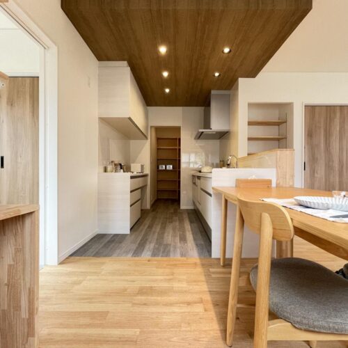 食品庫は扉がなくオープンタイプ。ダイニングテーブルはキッチンの横なので、食器が運びやすい(^_-)-☆家事やお手伝いが楽ちん♪