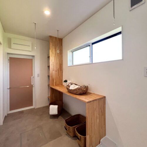 3.5帖のサンルーム兼脱衣室です。  フロアタイル：サンゲツ IS-2073-B  物干しが2本かけれるので、室内干しもバッチリです。