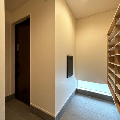 シューズクローク内に埋め込んだ宅配ボックス。  外に出なくても取れるって素晴らしい(^O^)／  実はこちらの宅配ボックス、ポストも兼ねているので郵便物も外に出ずサッと取り出せるんです♪