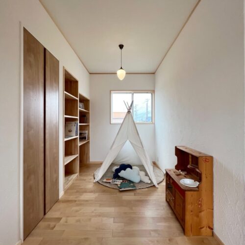 こちらはリビングに設けた3.2帖ほどの小部屋。  埋め込みタイプの収納を設け、スッキリとした印象に◎  お子様の遊ぶスペースや、ゆっくり本を読むスペースなど…  いろいろな使い方ができるのが嬉しいですね(*^^*)