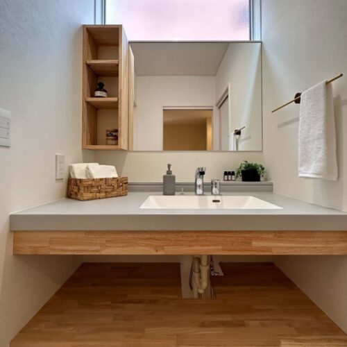 シンプルな造作洗面台には、アイカ工業さんの洗面台をチョイス！  指紋が目立ちにくく、 光の反射を抑えたマットな質感が素敵ですね♡  タオルハンガーはお施主様支給のお品ですが、こちらもオシャレ～( *´艸｀)     洗面台：アイカ工業　TJ-10239K