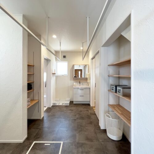 玄関に繋がる扉を開けると脱衣室兼サンルーム！  サンルームの天井には『kacu』という物干しを取り付けました。たっぷり干せるのは言うまでもなく、インテリアを邪魔しないデザインが素敵～♡