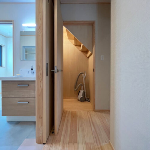 階段下は収納場所として有効活用！  空間を無駄にしない収納は主婦にとって嬉しいポイントの一つですよね( *´艸｀)