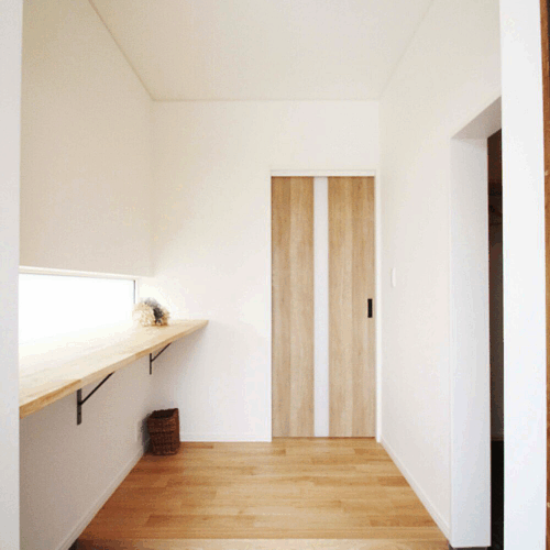 リビングの無垢の床材は“くるみ”です。穏やかな木目であたたかみのある雰囲気となりますね。