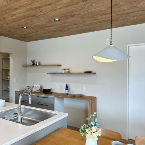 緩やかな曲線が美しいダイニングのペンダントライト。  お家の雰囲気にピッタリです。