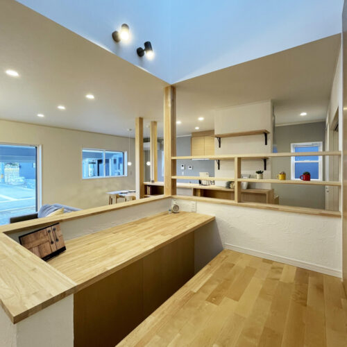 造作デスクの下は、足を下ろして座ることができるスキップフロア。  読書をしたり、お子様のお勉強スペースになったり、多彩な活用方法のある空間です☆