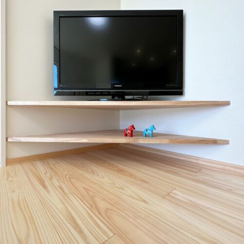 こちらは、お部屋の角に造られた造作のテレビボード。  床から約15センチの高さで造られました。  お掃除もしやすい～(*´ω｀)