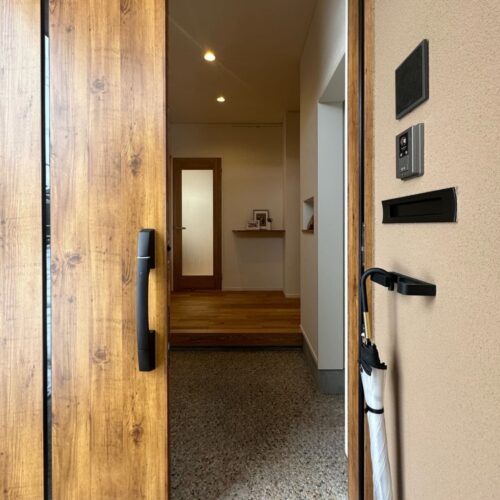 玄関ポーチには傘掛けを取り付けました。  雨の日でも家の中が濡れないのが嬉しい(*^^*)  両手が塞がっているときには荷物も掛けれる♪  そして何よりオシャレ♡