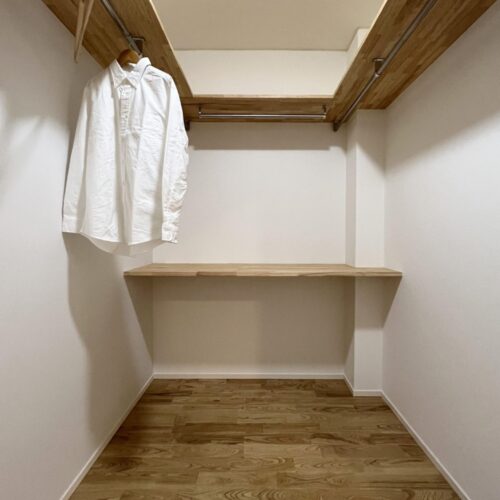 主寝室と洗面脱衣室の間に造られたWIC(ウォークインクローゼット)。3.5帖程の広さがあります。  パイプハンガーもたくさんあるので、お洋服もたくさん収納しておくことができますね(*^^*)