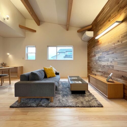 リビングは勾配天井と化粧梁で視線が抜け、開放的な空間に◎  ひのきの香りと木の温もりに包まれ、ゆったり過ごせます(*´ω`*)     天井：勾配天井、化粧梁  壁の一部：無垢アカシア板貼り