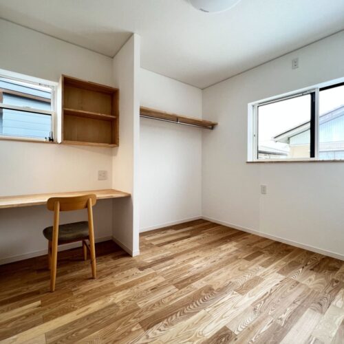 子供部屋には造作デスクと、オープンタイプのクローゼット。  年齢を重ねても使い勝手のいいデザインが大人気なんです♡  クローゼットをオープンタイプにすることで、自然と整理整頓の意識が付くのも嬉しい♪