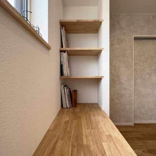 造作ワークスペースの壁には埋め込み型の棚を造作しました( *´艸｀)  埋め込み型はスッキリとして見えるのでオススメです(*^^)v  お好きな本や、OA機器などを置いてもスッキリ～！！