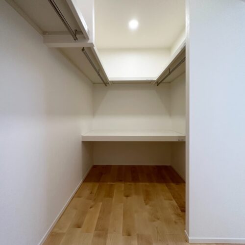 2階寝室に繋がったウォークインクローゼット。  4帖の広さがあるので、日々のものも季節ごとのものもたっぷり収納出来そうです(*^^*)