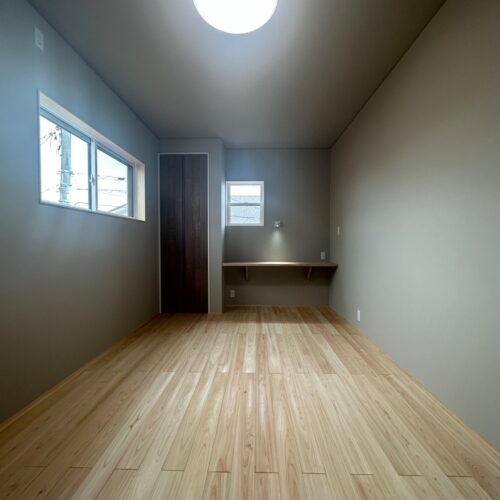 寝室はグレーのクロスで落ち着いた雰囲気に（＾－＾）  奥のカウンターは奥様専用のスペースです。