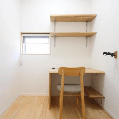 こちらはご主人の書斎スペースです。  大工さんお手製の造作棚と造作カウンターを施工し、壁には趣味の楽器を飾れるようにギターフックを取り付けました♪  快適な籠り部屋になりそうですね(*^^*)