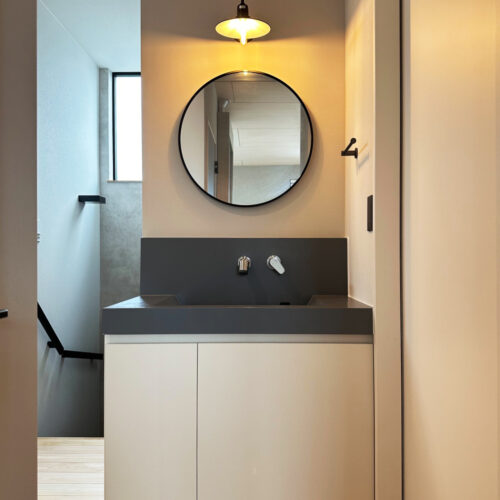 2階にはセカンド洗面を設置。  お掃除の時や、寝室の加湿器に給水する時、寝る直前の歯磨きなど、一階に降りなくても水を使えるのは本当に便利！  丸いミラーと照明がお洒落！