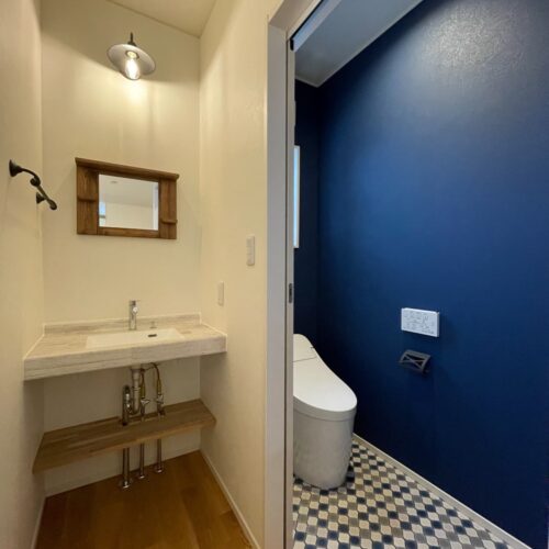 二階のトイレはガラリと雰囲気を変えて。  コラベル調のフロアタイルがカワイイ～♡  トイレ外の洗面スペースは、朝の身支度にも便利！