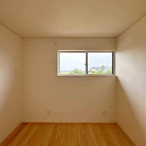 ヒノキの床材を使用した子供部屋にはアイボリーのクロスで優しい雰囲気に☆  クロスや床材でお部屋の雰囲気もガラリと変わります♪