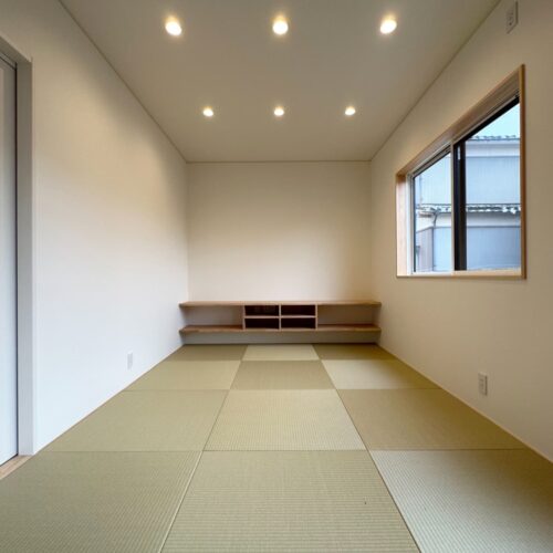 リビングには畳を。（畳：DAIKEN 銀白100A 若草色）  奥に見えるのは、大工さんお手製の造作のテレビボード。  部屋の端から端までぴったりの家具を造れるのも、造作家具の良い所。フロートタイプなので、お掃除も楽ちんです(^^)  また、ダウンライトにすることで、スッキリとした印象に。