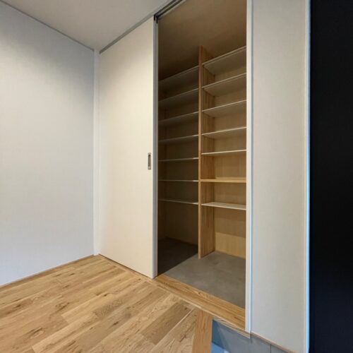 玄関には扉を設けたシューズクローク。足元は汚れても大丈夫なようにモルタル調のフロアタイルを施工しました。  靴をたくさん収納できるのはもちろん、中には郵便受けも！すっきりと収納ができそうですね。