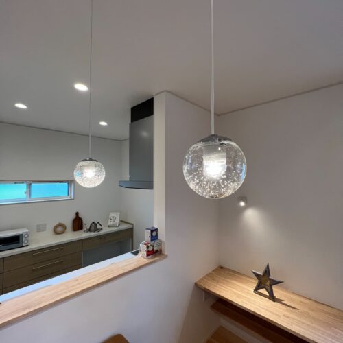 ダイニングスペースにはお洒落な気泡ガラスのペンダントライト☆彡  陰影がキラキラしてとっても綺麗なんです！  照明一つ一つにもこだわりました♪     ペンダントライト：コイズミ 気泡ガラス（AP47561L）