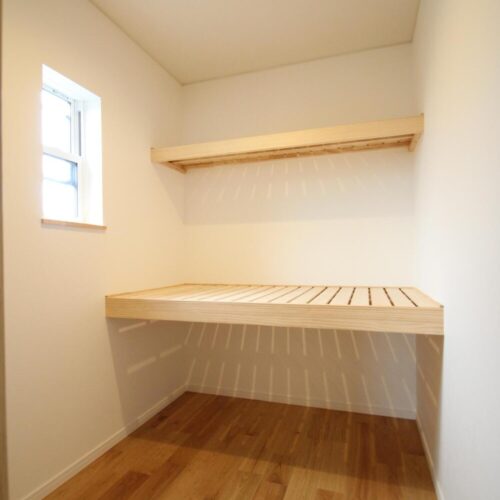 背面にはセパレートタイプのカップボード。収納や作業台として活躍。ごみ箱を置くスペースもあります。キッチン：LIXILシエラ（W＝2550）カップボード：LIXILシエラ（W＝1800）