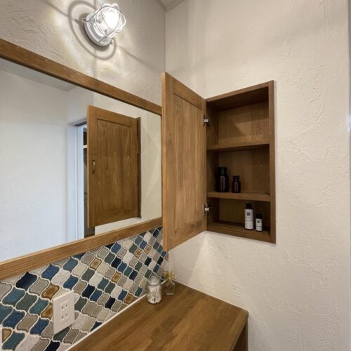 歯磨き粉やワックスなどの日用品は横の埋め込み棚にスッキリ収納！  木板の扉がお洒落なアクセントに♡