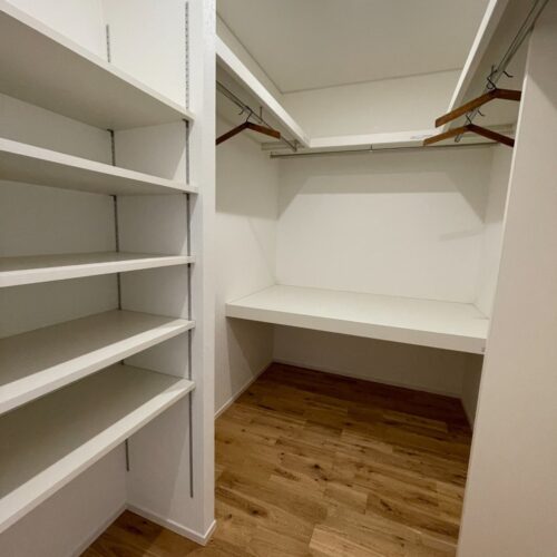 １Ｆにあるファミクロと似た雰囲気ですが、こちらは寝室のＷ･Ｉ･Ｃです☆  ファミクロには無かった中棚を設ける事でお布団の収納にも◎  扇風機などの季節家電もこちらへどうぞ～(^o^)