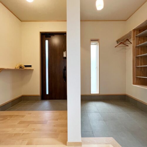 来客用と家族用に分けられた玄関は開放感あふれる広々設計！  垂れ壁で仕切られている造りですが、家族用玄関からもお家の中へ入ることができる設計に(*^^*)