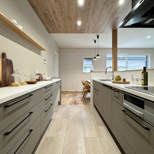  キッチン・カップボードは、タカラスタンダードのオフェリアを。  マットなグレーの色を選ばれました。