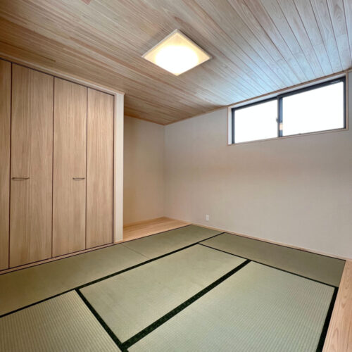 主寝室は畳とひのきの香りで癒される空間に♪  ひのきのリラックス効果と安眠効果で良質な睡眠へと誘います(*´ω`*)