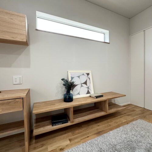 床から浮かせて造った、フロートタイプの造作テレビボードです。  シンプルで飽きの来ないデザインなのがうれしいところ(^^)  フロートタイプなので、お掃除もラクラクです！