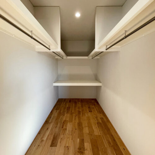 二階の中心にも家族で使えるウォークインクローゼットを設けました。一階と二階で季節ごとに分けて使用できそうです。