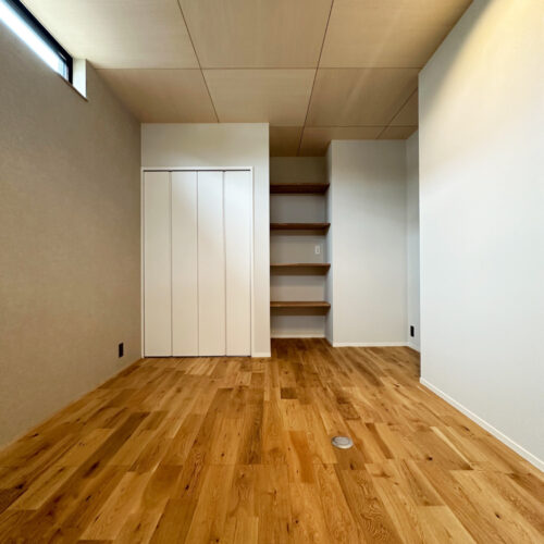 洋室の天井はシナベニヤの目透かし仕上げ。  木調をプラスして優しい雰囲気の空間に。