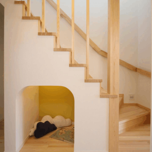 階段下のスペースはお子様の秘密基地♡遊び心をくすぐられます!(^^)!  イエローのクロスがアクセントとなって可愛い♡