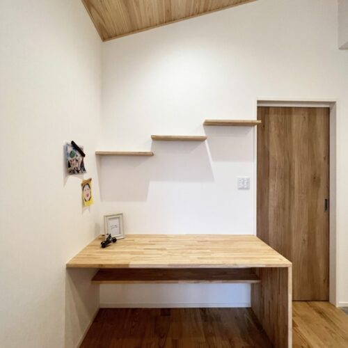 ダイニングテーブルの後ろに造られた、造作のカウンター。  勾配天井の傾斜に合わせて造られた飾り棚がオシャレですよね(*^^*)  ここに何を飾ろうかなあ、と考えるだけでもワクワク！  そして左側の壁は、カウンターより上がFeボードになっています。お子様の絵や、お知らせ、ピザ屋さんのメニューなど、ペタペタ貼っておくことができるので、とっても便利！