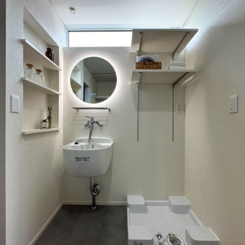 洗濯機置き場の横には子育て世帯の救世主！スロップシンク♪  鏡を取り付けたので、洗面代わりとして使えるのも嬉しい♡