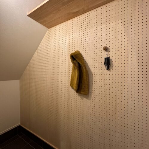 シューズクロークの壁面には有孔ボード！ 有孔ボードの穴にフックを掛ければ、壁面収納としてさまざまなアレンジができそうです。 普段使いしている帽子やかばん、車のキーをかけておくのも良さそう♪
